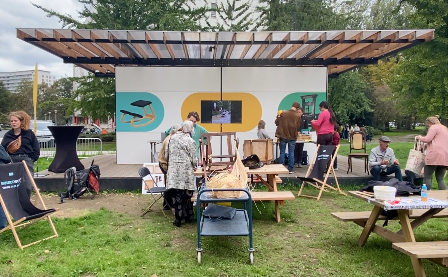 The public engagement process around The CoGhent Box in Watersportbaan neighbourhood (photo credit François Jégou) The public engagement process around The CoGhent Box in Watersportbaan neighbourhood (photo credit François Jégou)
